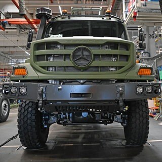 Ein Zetros in einer Produktionshalle bei Mercedes-Benz Trucks in Wörth am Rhein: Der Staat investiert Milliarden in neue Rüstungsaufträge und Rüstungskonzerne brauchen Fachkräfte und Kapazitäten. Eine Chance für die schwächelnde Automobilindustrie?