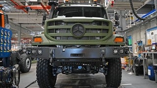 Ein Zetros in einer Produktionshalle bei Mercedes-Benz Trucks in Wörth am Rhein: Der Staat investiert Milliarden in neue Rüstungsaufträge und Rüstungskonzerne brauchen Fachkräfte und Kapazitäten. Eine Chance für die schwächelnde Automobilindustrie?