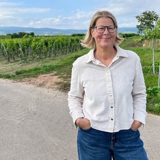 Silke Adam in einem Weinberg in Rheinhessen