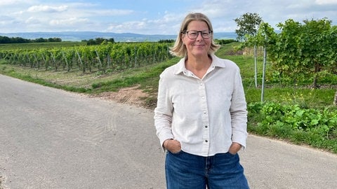 Silke Adam in einem Weinberg in Rheinhessen