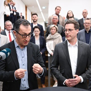 Cem Özdemir und Manuel Hagel geben bei geben ein Statement zum erfolgreichen Abschluss der Koalitionsverhandlungen ab. Jetzt müssen Grüne und CDU bei Landesparteitagen noch zustimmen, damit die neue Landesregierung starten kann.
