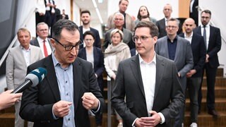 Cem Özdemir und Manuel Hagel geben bei geben ein Statement zum erfolgreichen Abschluss der Koalitionsverhandlungen ab. Jetzt müssen Grüne und CDU bei Landesparteitagen noch zustimmen, damit die neue Landesregierung starten kann.