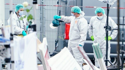 Ermittler auf dem Marktplatz in Mannheim nach der Tat am 31.5.2024