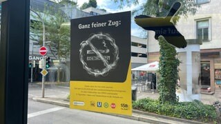 Mit einem Plakat an einer Haltestelle in Stuttgart macht die SSB aufmerksam, dass Rauchen dort verboten ist.