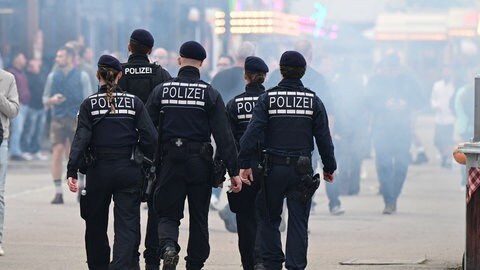 Beamte auf Festzeltgelände