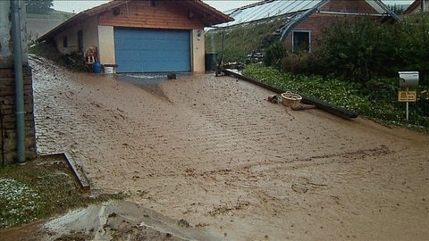 Starkregen und Überschwemmungen haben im September 2014 in Teschenmoschel im Donnersbergkreis zu großen Schäden an Gebäuden geführt.