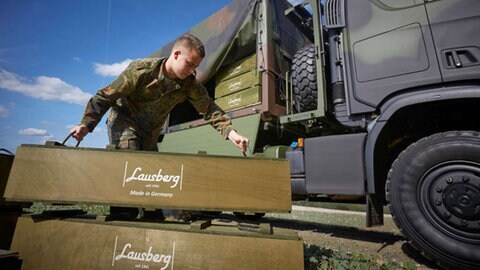 Kisten für Großkalibermunition von der Firma Lausberg in Nassau. Das mittelständische Familienunternehmen wird in der vierten Generation geführt. Es ist Teil der Rüstungsindustrie in Rheinland-Pfalz.