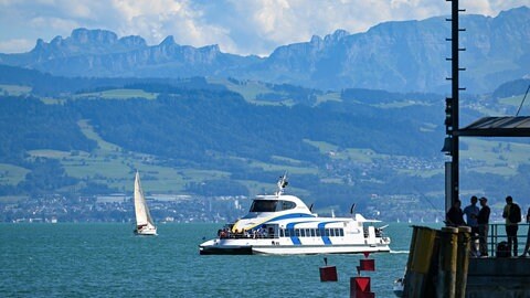 Der Katamaran Ferdinand fährt in den Hafen von Friedrichshafen. Er hat jetzt eine umweltfreundlichere Beschichtung bekommen. 