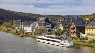 Ein Ausflugsschiff liegt am Moselufer in Traben-Trarbach