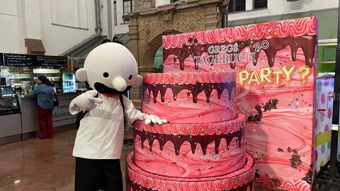Jeff Kinney auf Deutschlandpremieren-Tour: 60-minütige Bühnenshow "Bock auf Party?" zum Erscheinen des 20. Bands von Greg's Tagebuch im Museum Speyer