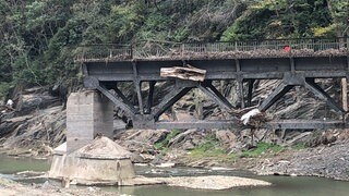 Das Hochwasser an der Ahr war an manchen Stellen bis zu acht Meter hoch. Hier stieg es bis zum Geländer der Eisenbahnbrücke.