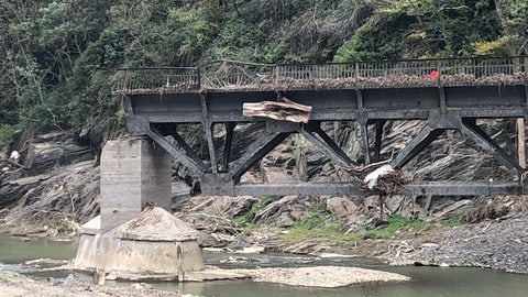 Das Hochwasser an der Ahr war an manchen Stellen bis zu acht Meter hoch. Hier stieg es bis zum Geländer der Eisenbahnbrücke.