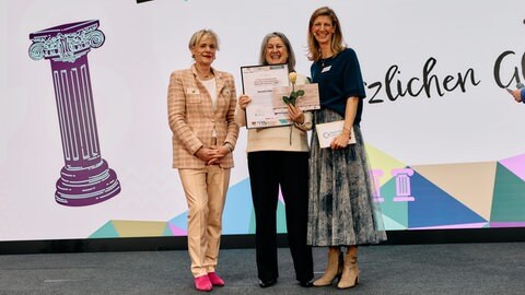 Schulleiterin Roswitha Malewski von der Ravensburger Grundschule Kuppelnau bekommt den Deutschen Lehrkräftepreis verliehen.