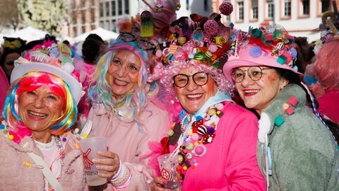 Verkleidete Frauen feiern Weiberfastnacht auf dem Schillerplatz in Mainz. Traditionsgemäß begann die Weiberfastnacht am Donnerstag um 11:11 Uhr am Fastnachtsbrunnen.