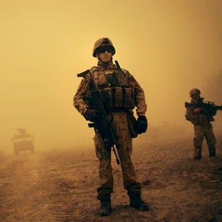 Das Beitragsbild des ARD Radiofeature "Nach 911: Deutschland im Krieg" zeigt Soldaten im Afghanistan-Einsatz der Bundeswehr am 22.10.2011 in Rahmat Bay