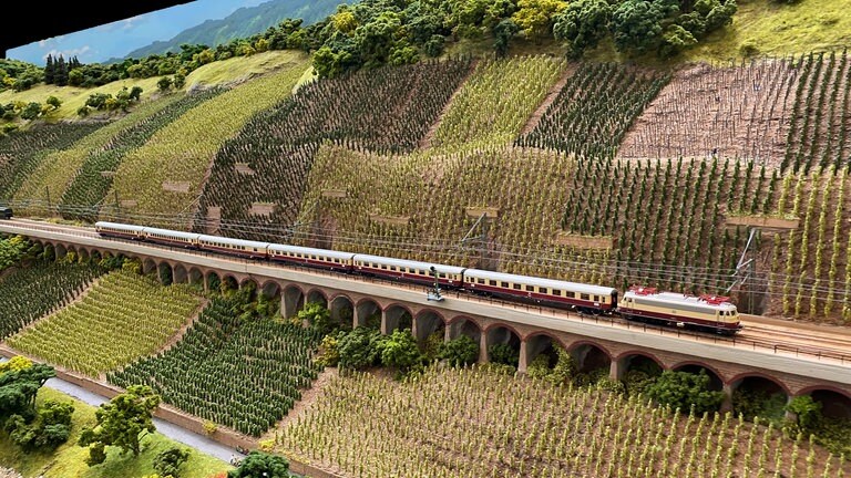Firma Fleischmann: Auf der Moselstrecke in der Spurweite N sind lange Fleischmannzüge unterwegs. 