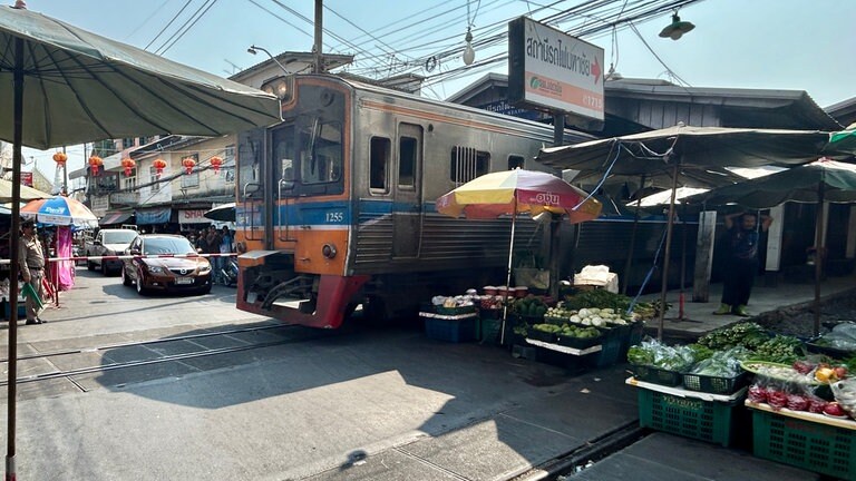 Siebzehnmal am Tag durchquert hier in Maha Chai der Zug den Markt. 