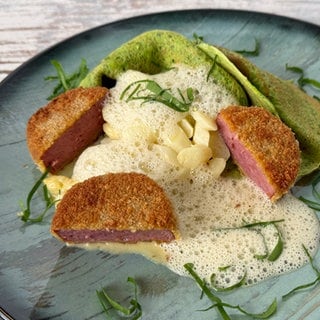 Nussbutter-Spargel mit Bärlauchflädle und gebratener Schinkenwurst
