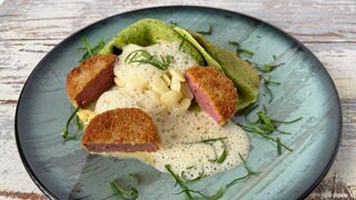 Nussbutter-Spargel mit Bärlauchflädle und gebratener Schinkenwurst