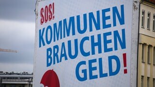 "SOS! Kommunen brauchen Geld!" Aufschrift der Gewerkschaft ver.di an der Fassade eines Wohnhauses in Berlin.