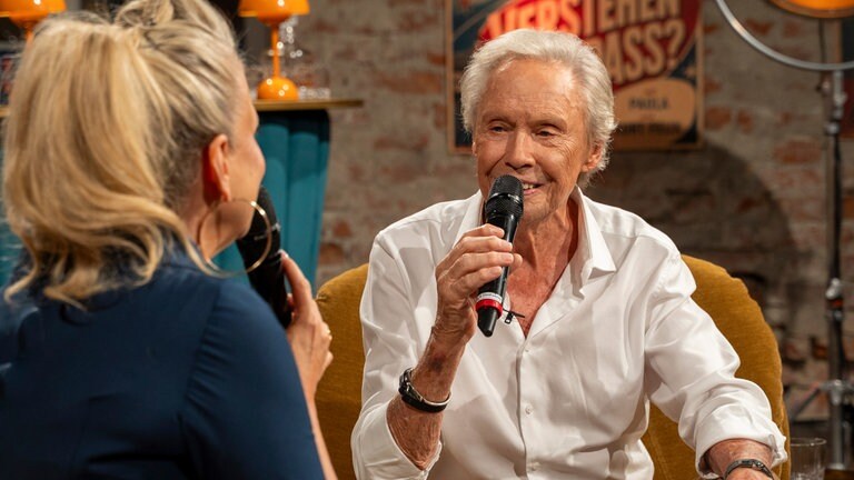 Barbara Schöneberger im Gespräch mit Peter Kraus.