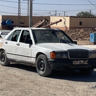 Ein gebrauchter Daimler steht auf einer Straße in Algerien. Hier glaubt man noch an den Mercedes-Stern.