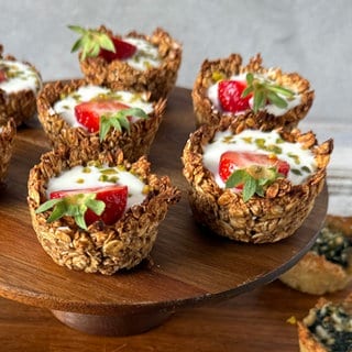 Süße Haferflocken-Snacks mit Joghurt und Erdbeeren (Oatmeal Cups)