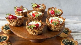 Süße Haferflocken-Snacks mit Joghurt und Erdbeeren (Oatmeal Cups)