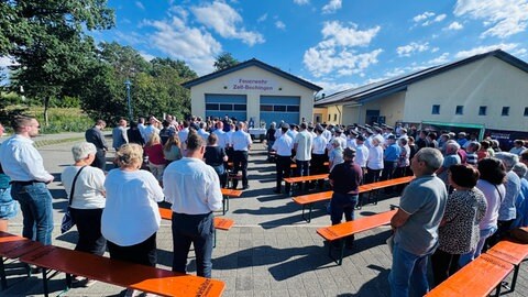 Mit einem ökumenischen Gedenkgottesdienst wird am Montagnachmittag im Riedlinger Ortsteil Zell-Bechingen (Kreis Biberach) an das tödliche Zugunglück vor einem Jahr erinnert.