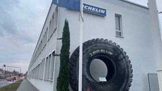 Ausgestellter Lkw-Reifen vor dem ehemaligen Michelin-Werk in Karlsruhe.