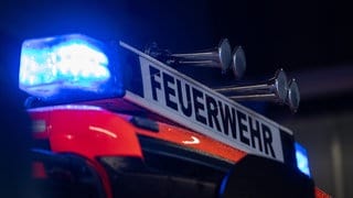 Ein Feuerwehr-Martinshorn in der Nacht. Am Schemelsberg in Erlenbach gab es wieder einen Brand.