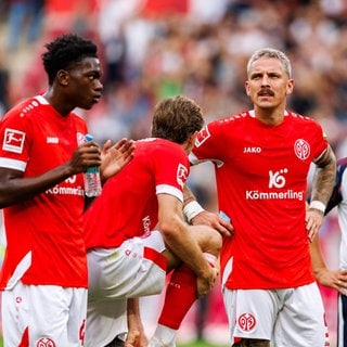 Enttäuschte Mainzer nach dem verlorenen Heimspiel gegen Frankfurt