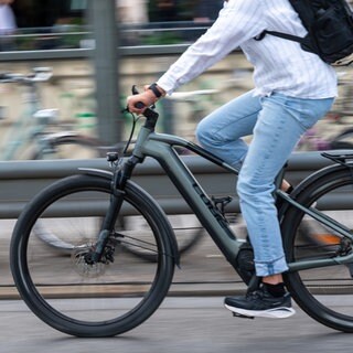 Ein Mann fährt auf einem E-Bike, der Hintergrund ist unscharf. (Symbolbild) In Heilbronn und Umgebung werden mehr E-Bikes verkauft. Das liegt laut einem Händler auch an steigenden Spritpreisen.