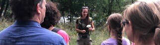 Schmackhafte Knospen und vitaminreiche Brennnessel: Essbare Wildpflanzen sammeln im Frühling | Wildkräuter-Expertin Iris Wenzel bei einer Kräuterwanderung.