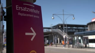 Wegweiser zu Ersatzbussen am Freiburger Hauptbahnhof