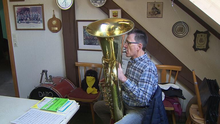 Musiker probt mit Instrument