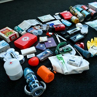 Ein Notfallpaket: Was man so für den Krisenfall haben sollte. (Archivbild)