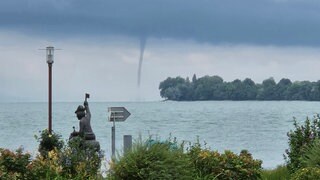 Vom Bodenseeufer in Nonnenhorn (Kreis Lindau) am Dienstagmorgen zu sehen: Ein Tornado vor Kressbronn.