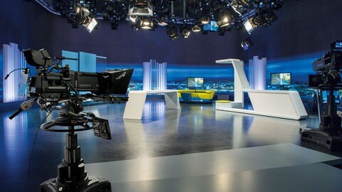 SWR Studio mit Lichttechnik und Kameras im Vordergrund. 
