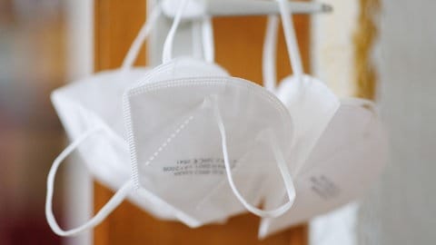 Eine Maske kann auch vor einer Infektion mit grippalen Infekten schützen. Dadurch währe die Grippewelle deutlich abgeschwächt.