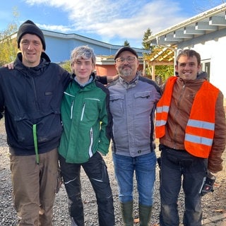 Bauernhof bei Karlsruhe wird zum Hilfsprojekt. Von links: Ausbilder Simon Enke, Azubi Haiko Lederle, Ausbilder Achim Stoltz und Assistent Dominik Fischer