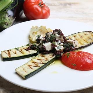 Gegrilltes Gemüse mit mariniertem Ziegenkäse