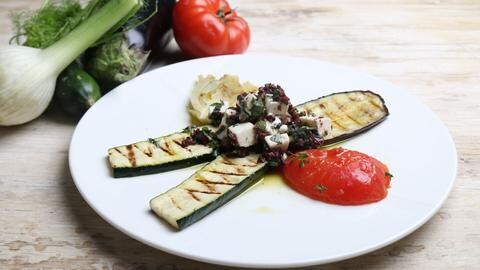 Gegrilltes Gemüse mit mariniertem Ziegenkäse