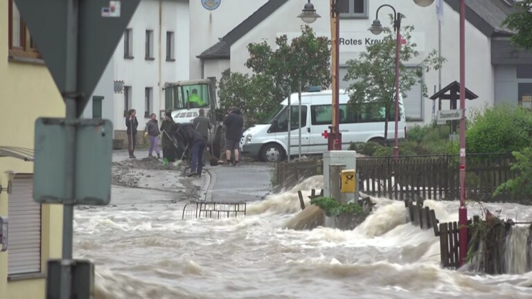 Am Nachmittag des 18. Mai flossen die Wassermassen durch den Ort Riveris im Ruwertal. Das Wasser kam von allen Seiten.