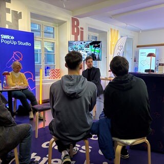 SWR Fernsehmoderator Georg Bruder erklärt den Besuchern des PopUp Studios in Lörrach, wie die Nachrichten ins Fernsehen kommen. 