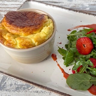 Quark-Käse-Soufflé und Ruccola-Salat mit Erdbeerdressing