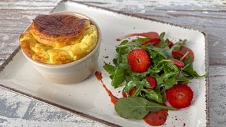 Quark-Käse-Soufflé und Ruccola-Salat mit Erdbeerdressing