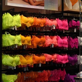 Das Bild zeigt bunte BHs in einem Schaufenster.