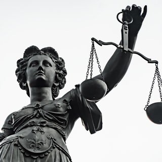 Eine Statue der Justizia