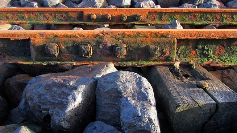 Rost: Nach 80 Jahren, immer wieder vom Meerwasser überspült, sind die Schienen der Lorenbahn verrostet und leuchten in allen Farben.